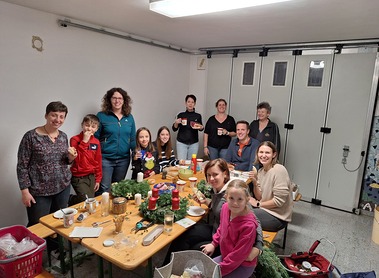 Adventkranzbinden / K. Asperger