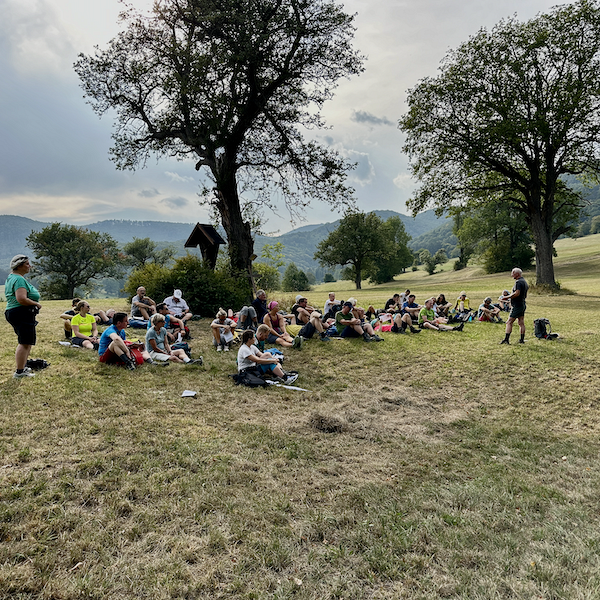 Wallfahrt Junggebliebene / Pfarre Perchtoldsdorf Pilgergruppe lagert auf einer Wiese