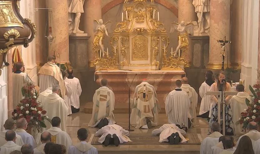 Klein-Mariazell: Kardinal Schönborn weihte Ordensleute zu Priestern