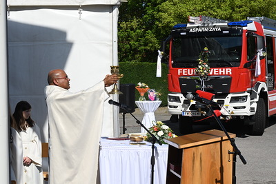 Pater Nicholas feierte Gottesdienst und segnete das neue Einsatzfahrzeug