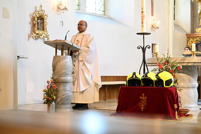 Florianimesse mit Segnung der neuen Einsatzhelme