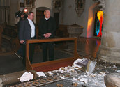 Kardinal Schönborn besichtigt die Zerstörungen in der Lazaristenpfarre/kathbild.at,rupprecht