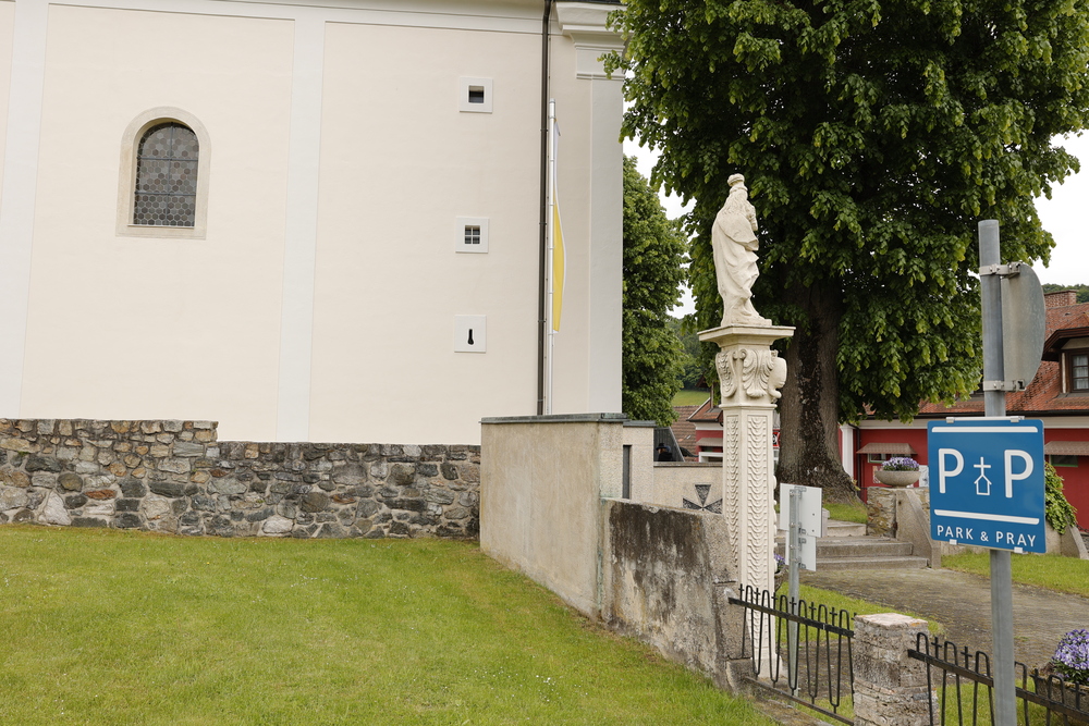 Der Park+Pray vor der Kirche