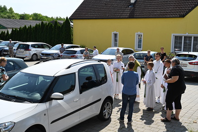 Pater Norbert Kalcher feierte Gottesdienst und segnete die Fahrzeuge