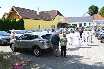 Pater Norbert Kalcher feierte Gottesdienst und segnete die Fahrzeuge