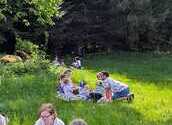 Gemeinsam unterwegs ... Gedankenaustausch beim Picknick im Grünen
