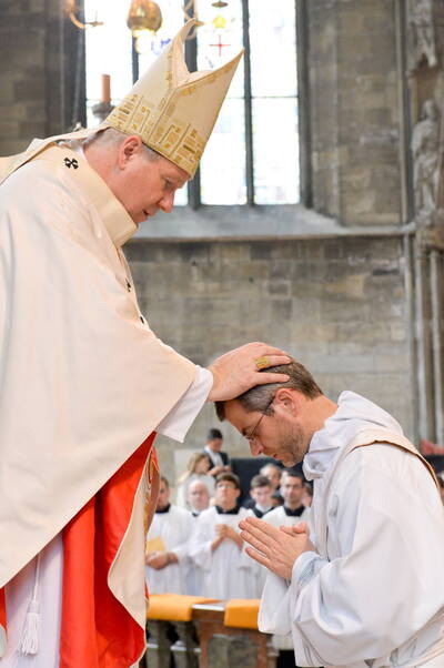 Kardinal Christoph Schönborn erteilt die Priesterweihe: Luka Berovic, Florian Bischof, Jorge Curiel, Andrea Graziani, Fr. Joseph Chukwuneme Okoli OSM, Konrad Kremser, Tom Kruczynski
