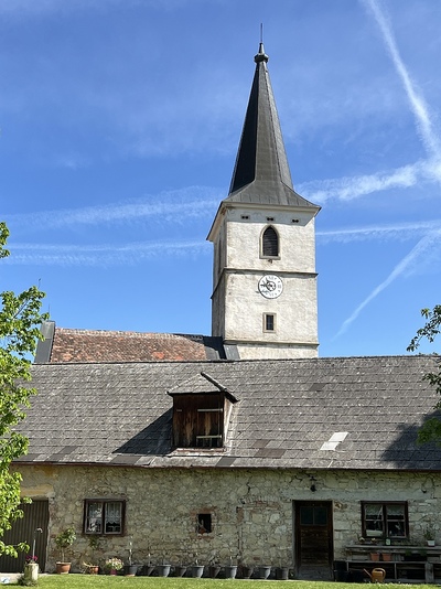Blick aus dem Pfarrgarten zur Pfarrkirche Weigelsdorf