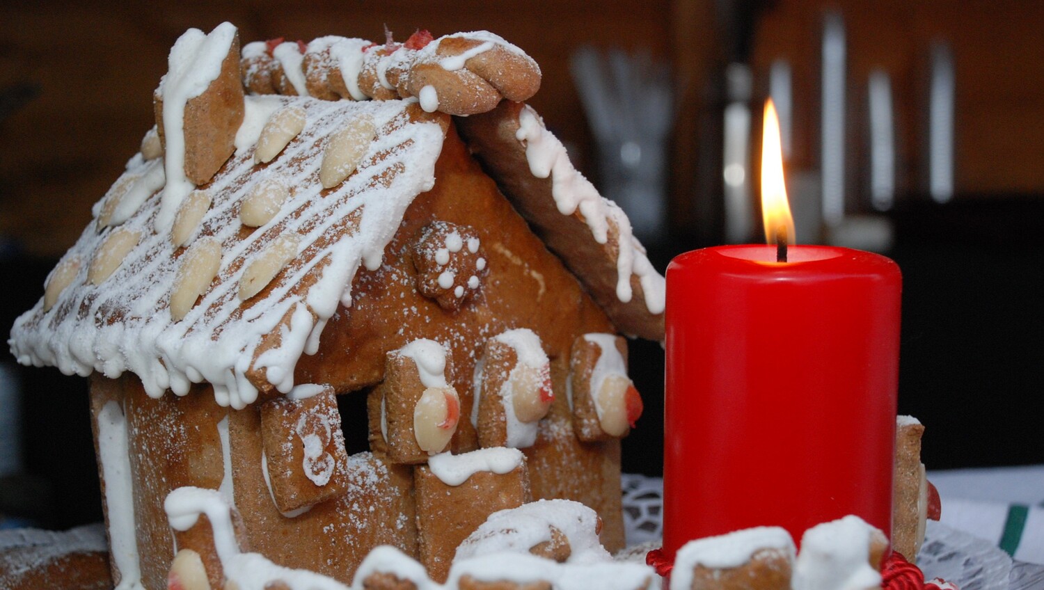 Lebkuchenhaus mit Kerze