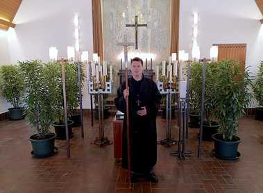 Unser Adam Jurak als Kreuzträger