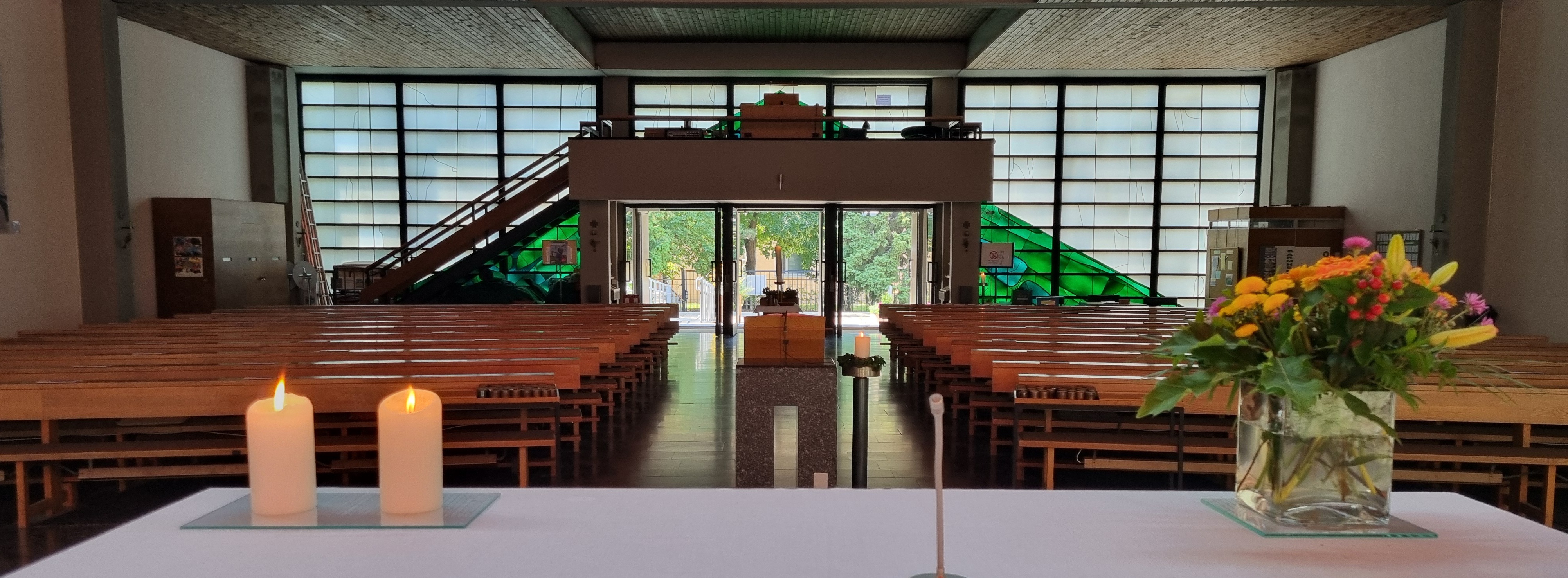 grünes Fenster / Pfarre Machstraße