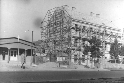 'Barackenkirche' + Nachbargebäude