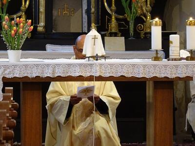 Pater Nicholas beim Gottesdienst am Gründonnerstag