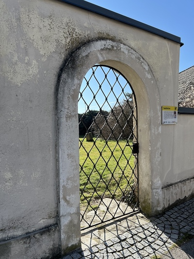 Zugang zu Lapidarium und Ossuarium Pfarrkirche Weigelsdorf
