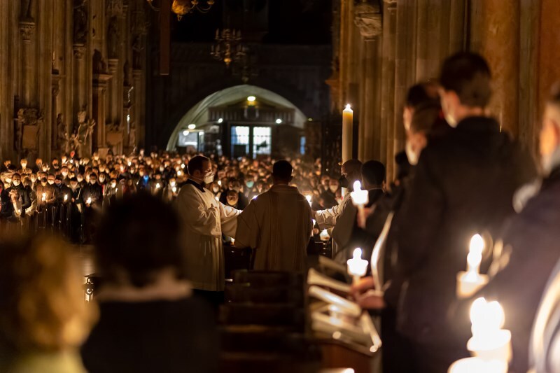 Das Osterfest ist das wichtigste Fest der Katholischen Kirche. Die Osternacht mit der Erinnerung an die Auferstehung Jesu bildet den Höhepunkt des Triduum Sacrum.  Jesus hat den Tod überwunden und ist auferstanden. Gott hat Jesus von den Toten auferw