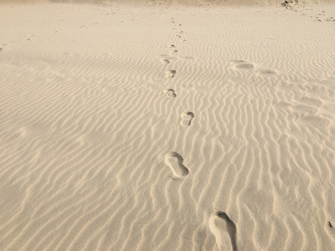 Fußabdrücke in der Wüste