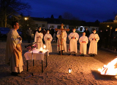 Kirchenplatz Immendorf: Das Osterfeuer wird gesegnet und die Osterkerze entzündet. Dr. Johannes Fürnkranz feierte mit uns die Heilige Woche.