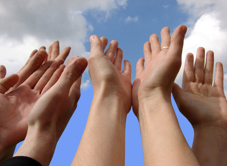 Hände in den Himmel gehalten