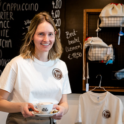 Elisabeth Zehetgruber leitet Mamas Café: 'Mamas Café ist mehr als nur ein Ort, an dem man Kaffee trinken kann. Es ist ein Raum der Begegnung, des Wachstums und der Hoffnung.' 