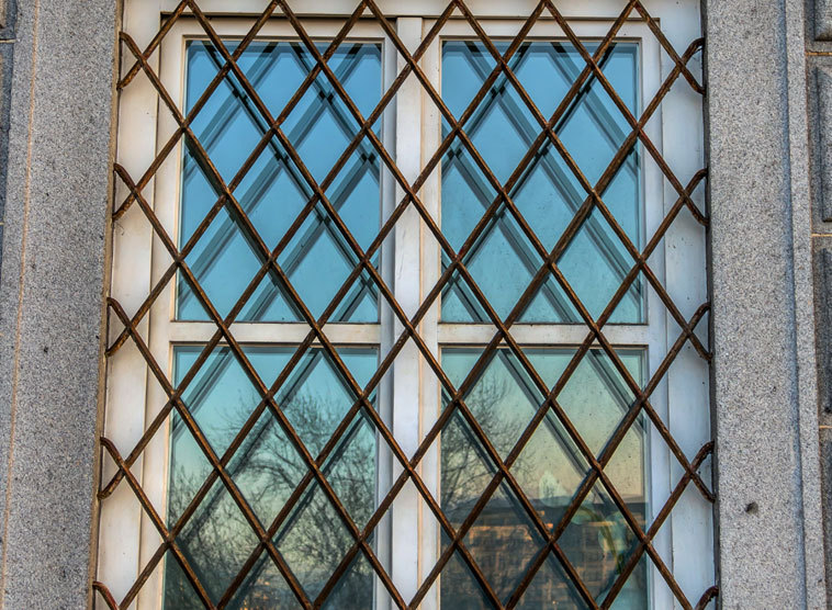 Fenster mit Gittern