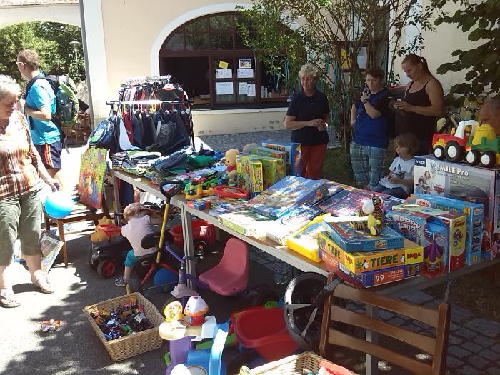 Viele tolle Spielsachen beim Kinderflohmarkt.