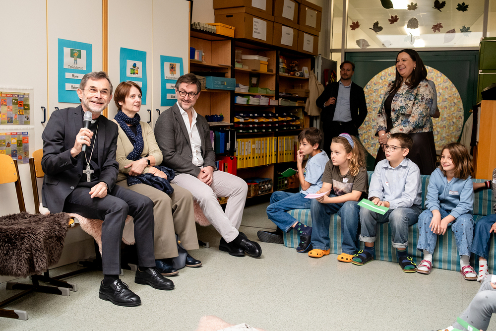 Erzbischof bei spontaner Pressekonferenz in integrativer Schule Hernals / Erzdiözese Wien/ Stephan Schönlaub