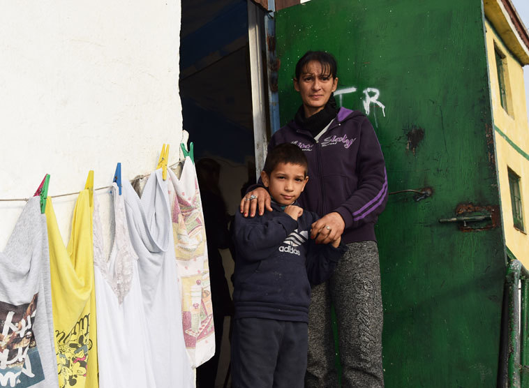 Im ärmsten Viertel der albanischen Hauptstadt Tirana bietet das Tageszentrum 'Eden' rund 150 Kindern und Jugendlichen tägliche Mahlzeiten, medizinische Betreuung und die Chance auf einen Schulbesuch.
