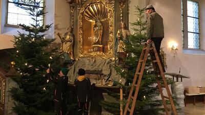 Christbäume aufstellen und Kirche schmücken