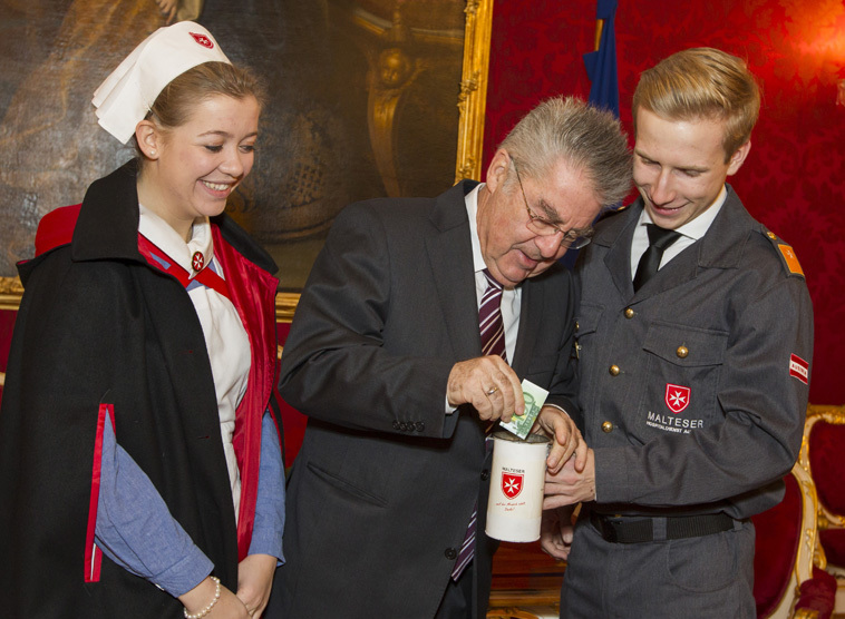 Bundespraesident Heinz Fischer empfaengt Vertreter des Malteser Hospitaldienstes Austria und spendet in die Sammelbuechse, Wien, Praesidentschaftskanzlei, Wiener Hofburg