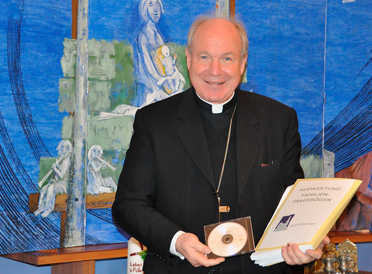 Kardinal Schönborn mit der Auswertung der Familienfragebögen