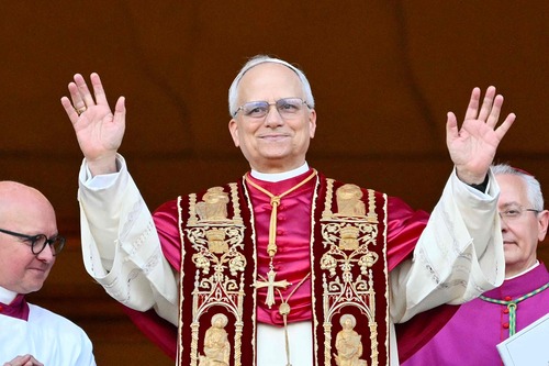 Download von www.picturedesk.com am 08.05.2025 (20:47). Newly elected Pope Leo XIV, Robert Prevost arrives on the main central loggia balcony of the St Peter's Basilica for the first time, after the cardinals ended the conclave, in The Vatican, on M