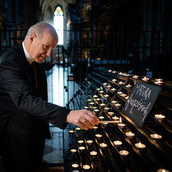 Kardinal Schönborn beim Anzünden einer Kerze für Maturanten im Stephansdom.