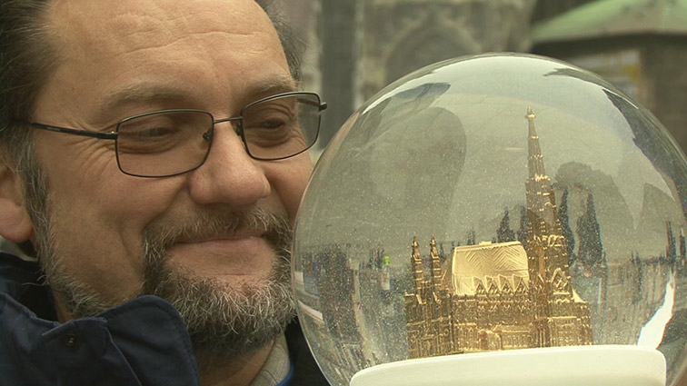 Erwin Perzy III. mit einer Schneekugel / Wiener Schneekugelmanufaktur