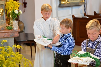 Neue Minis in die Ministrantenschar aufgenommen.