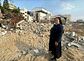 Schwester Nabila auf den Trümmern der Schule der Rosenkranzschwestern in Gaza.