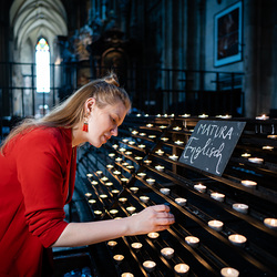 Constanze Huber zündet eine Kerze für Maturanten im Stephansdom an.