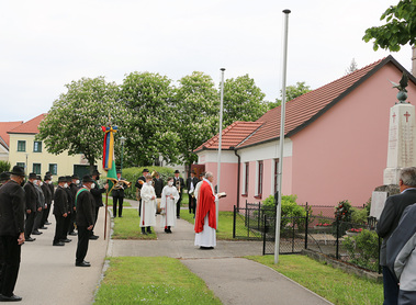 Nach der Hl. Messe am Kirchenplatz wurde die Heldenehrung beim Kriegerdenkmal abgehalten. 