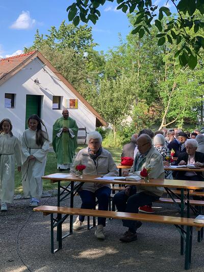 Gottesdienst und Pfarrheurigen in Ameis