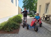 die fleissigen Ministranten und ihre gesegneten Fahrzeuge
