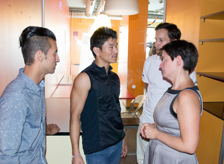 Caritas Wohngemeinschaft 'Yunus' / Wolfgang Linhart Caritas Wien-Generalsekretär Klaus Schwertner und Sozialstadträtin Sonja Wehsely im Gespräch mit Bewohnern der Wohngemeinschaft 'Yunus'