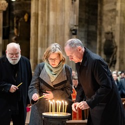 Stephansdom: Gebet für gerechten Frieden in der Ukraine / Schönlaub/EDW Stephansdom: Gebet für gerechten Frieden in der Ukraine