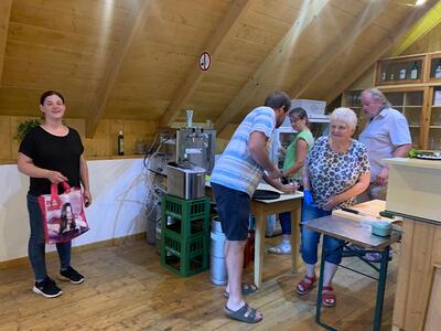 Gottesdienst und Pfarrheurigen in Ameis