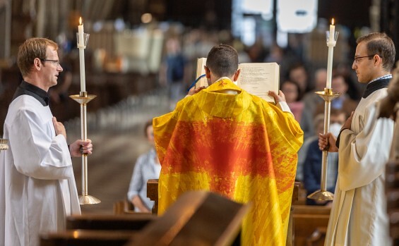 Silbernes Priesterjubiläum 2022 / Erzdiözese Wien/ Schönlaub Stephan, Stephan Schönlaub Die Feier zu Ehren der Priester, die ihr 25. jähriges Weihejubiläum gefeiert haben mit einem Hochamt im Wiener Stephansdom Zelebrant: Generalvikar der Erzdiözese Wien, Nikolaus Krasa.