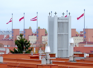 Kirchturm der Pfarre Unterheiligenstadt vor dem Karl-Marx-Hof