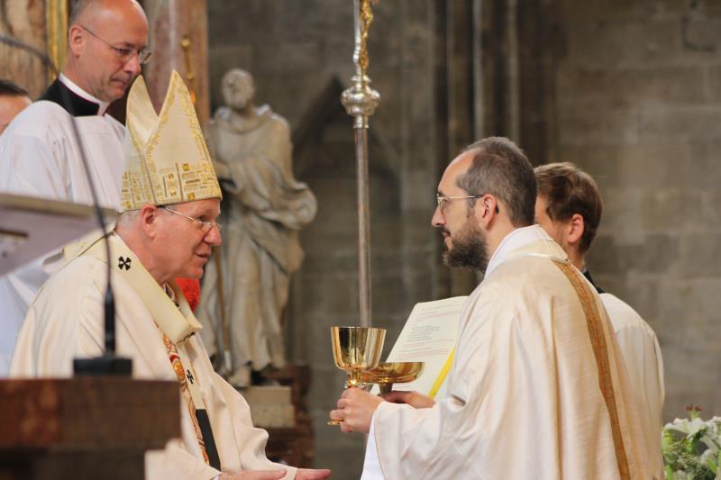 Kardinal Schönborn weiht Physiker zum Priester