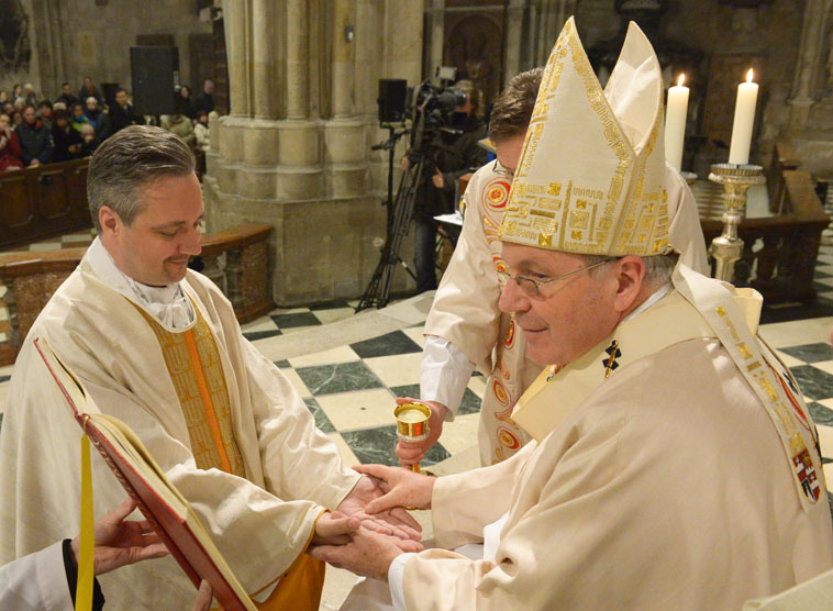 Salbung der Hände mit Chrisam. Kardinal Christoph Schönborn erteilt Thomas Marosch die Priesterweihe