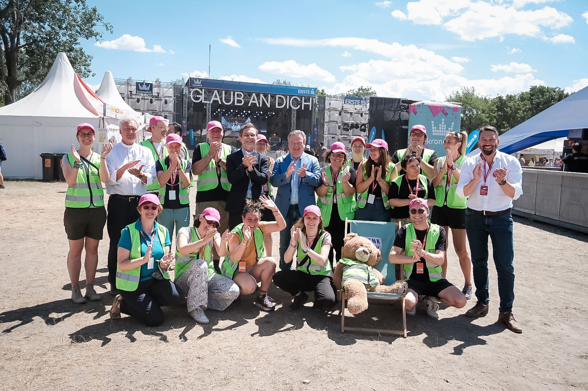 Gruppenfoto / Erzdiözese Wien/Stephan Schönlaub Das Team der Festivalseelsorge mit Josef Grünwidl, Michael Ludwig und Veranstalter Jörg Neumayer (rechts im Bild)
