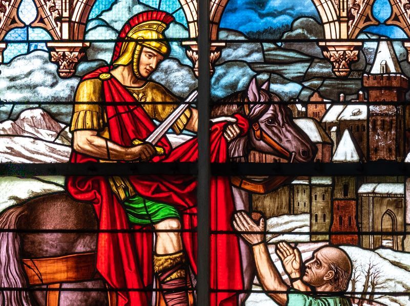 Martin ist der erste christliche Heilige, der als Nicht-Märtyrer zur Ehre der Altäre erhoben wurde. In der Tradition steht der heilige Martin von Tours für Frieden und Solidarität mit Randgruppen. Er ist der Patron der Bettler, der Geächteten, Kriegs