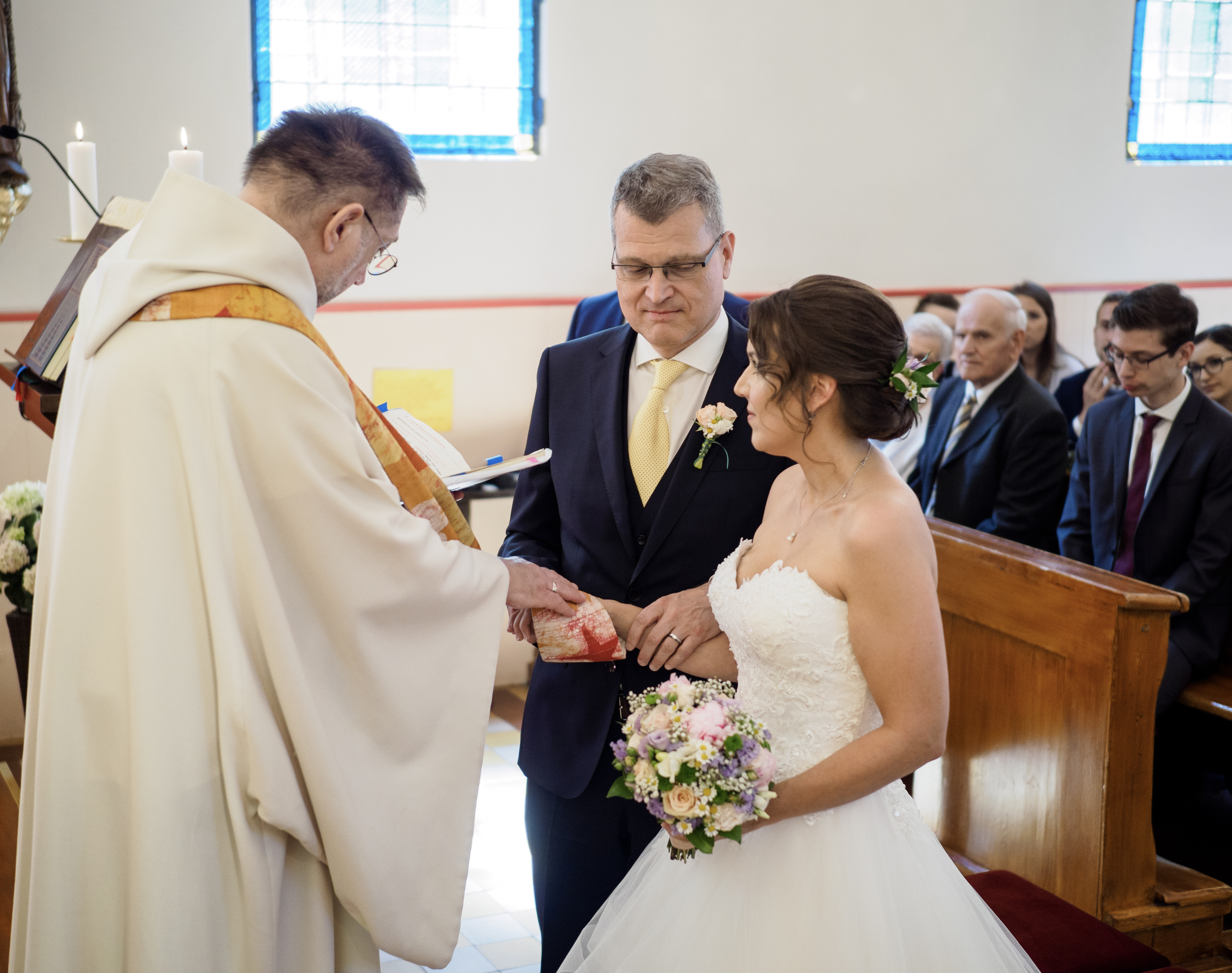 In der katholischen Kirche ist die Ehe ein Sakrament, also ein Zeichen, dass sich die Eheleute gegenseitig spenden. Im Sakrament der Ehe wird gefeiert, dass Gottes Treue in der Liebe zweier Menschen sichtbar wird. Gott schenkt im Sakrament den Eheleu