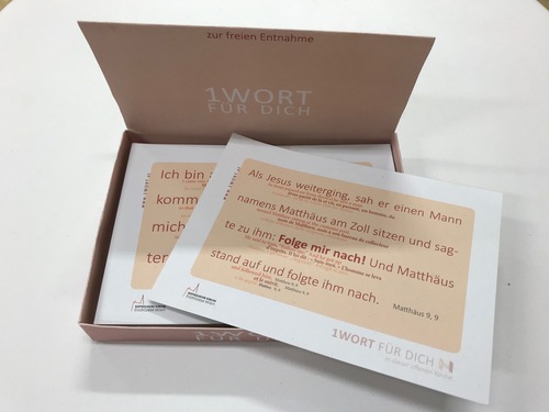 Lege 1Wort für Dich - Zettelboxen in der Kirche auf